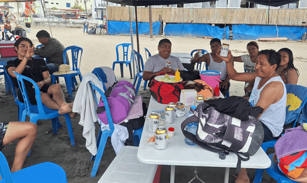 Hasta 300 pesos la renta de una mesa en playas de Veracruz, se quejan turistas