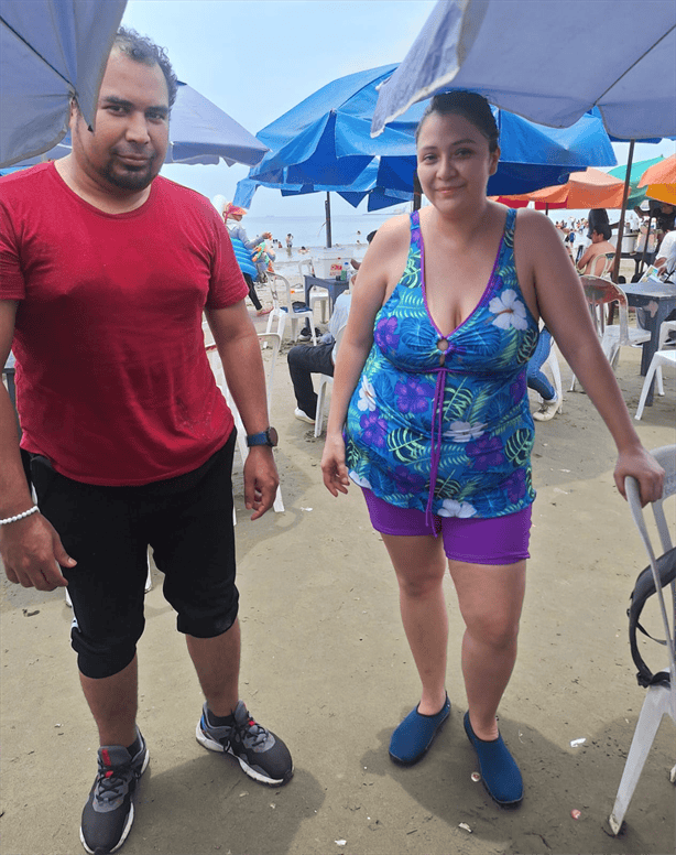 Hasta 300 pesos la renta de una mesa en playas de Veracruz, se quejan turistas