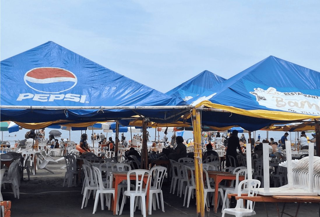 Hasta 300 pesos la renta de una mesa en playas de Veracruz, se quejan turistas