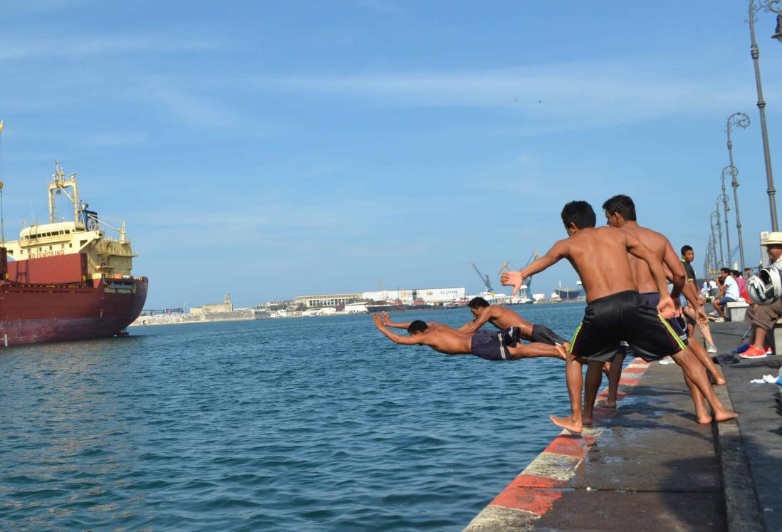 Sacamonedas del Malecón de Veracruz: "Todos los días nos jugamos la vida"