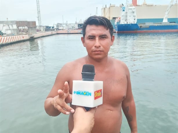 Sacamonedas del Malecón de Veracruz: "Todos los días nos jugamos la vida"