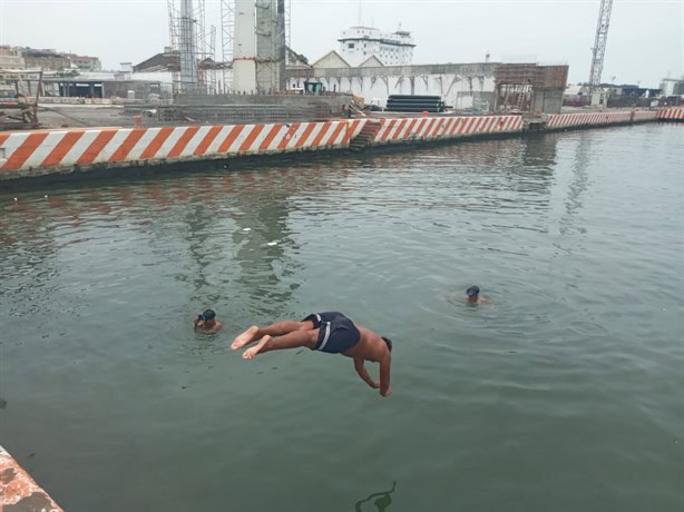 Sacamonedas del Malecón de Veracruz: "Todos los días nos jugamos la vida"