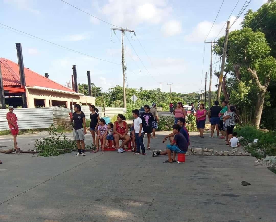 Habitantes bloquean tramo carretero Nanchital-Moloacan