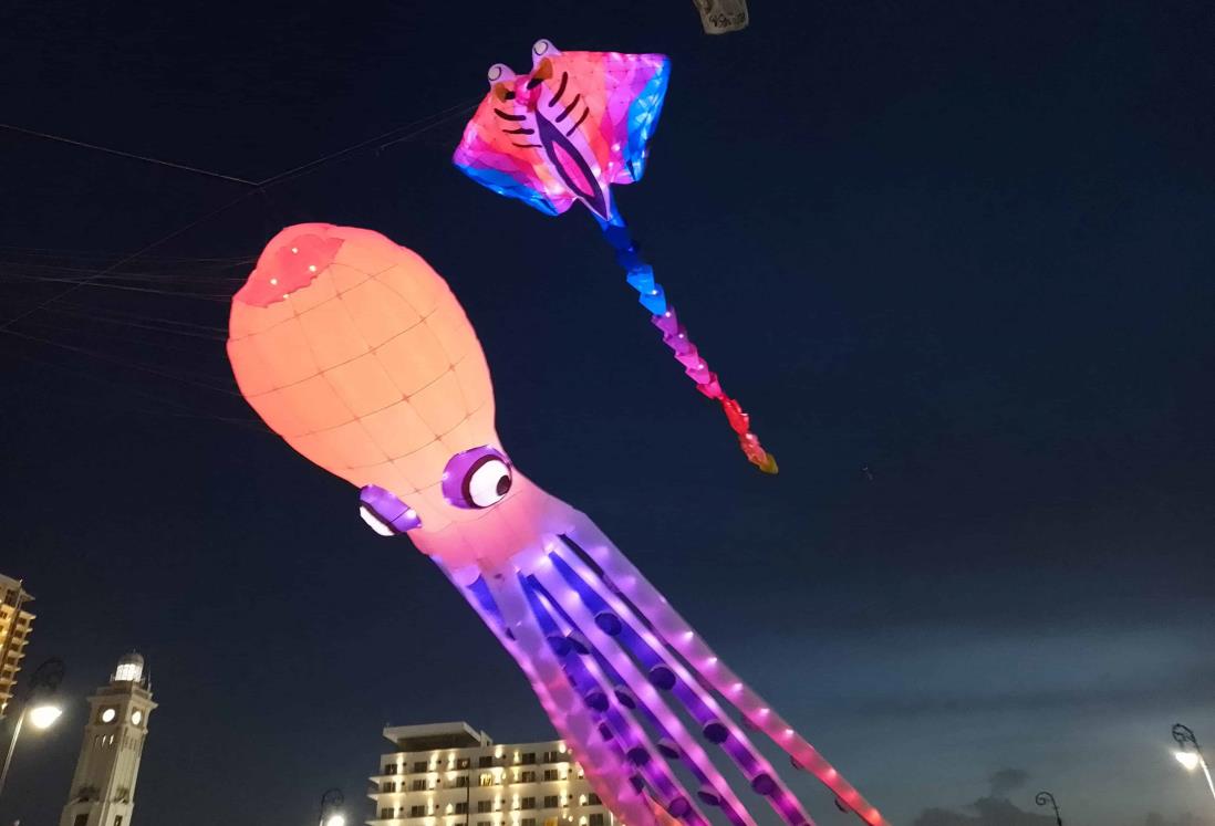 Un éxito la exhibición de papalotes gigantes luminosos en Veracruz