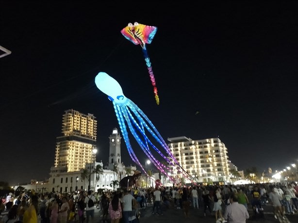 Un éxito la exhibición de papalotes gigantes luminosos en Veracruz