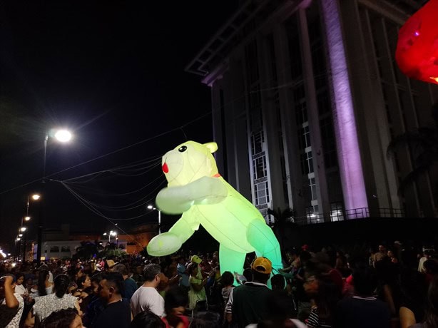 Un éxito la exhibición de papalotes gigantes luminosos en Veracruz