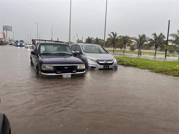 Fuertes lluvias provocan caos vial en bulevar de la Riviera Veracruzana