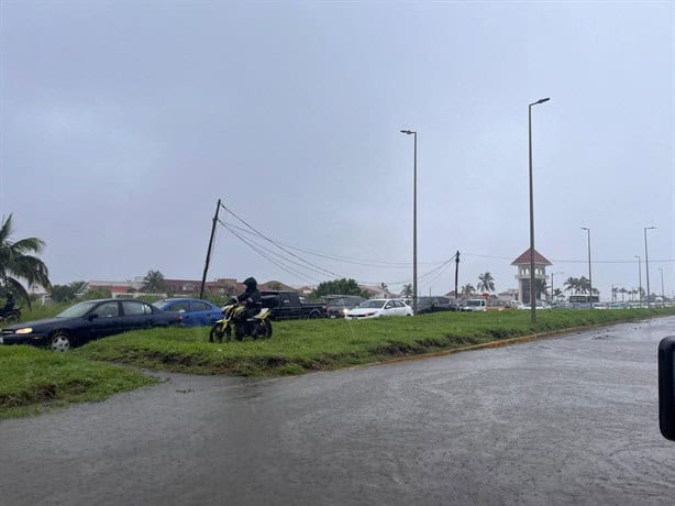 Fuertes lluvias provocan caos vial en bulevar de la Riviera Veracruzana