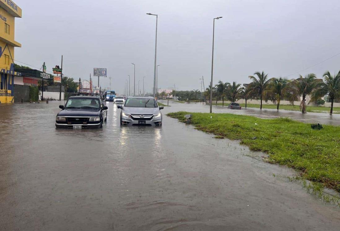 Fuertes lluvias provocan caos vial en bulevar de la Riviera Veracruzana