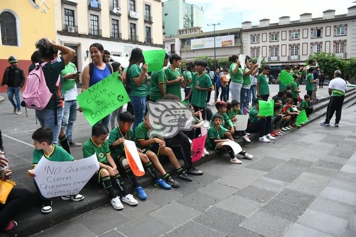 Protesta equipo de fútbol Gorilas de Xalapa; reclaman cobros por entrenar en campo deportivo (+VIDEO)