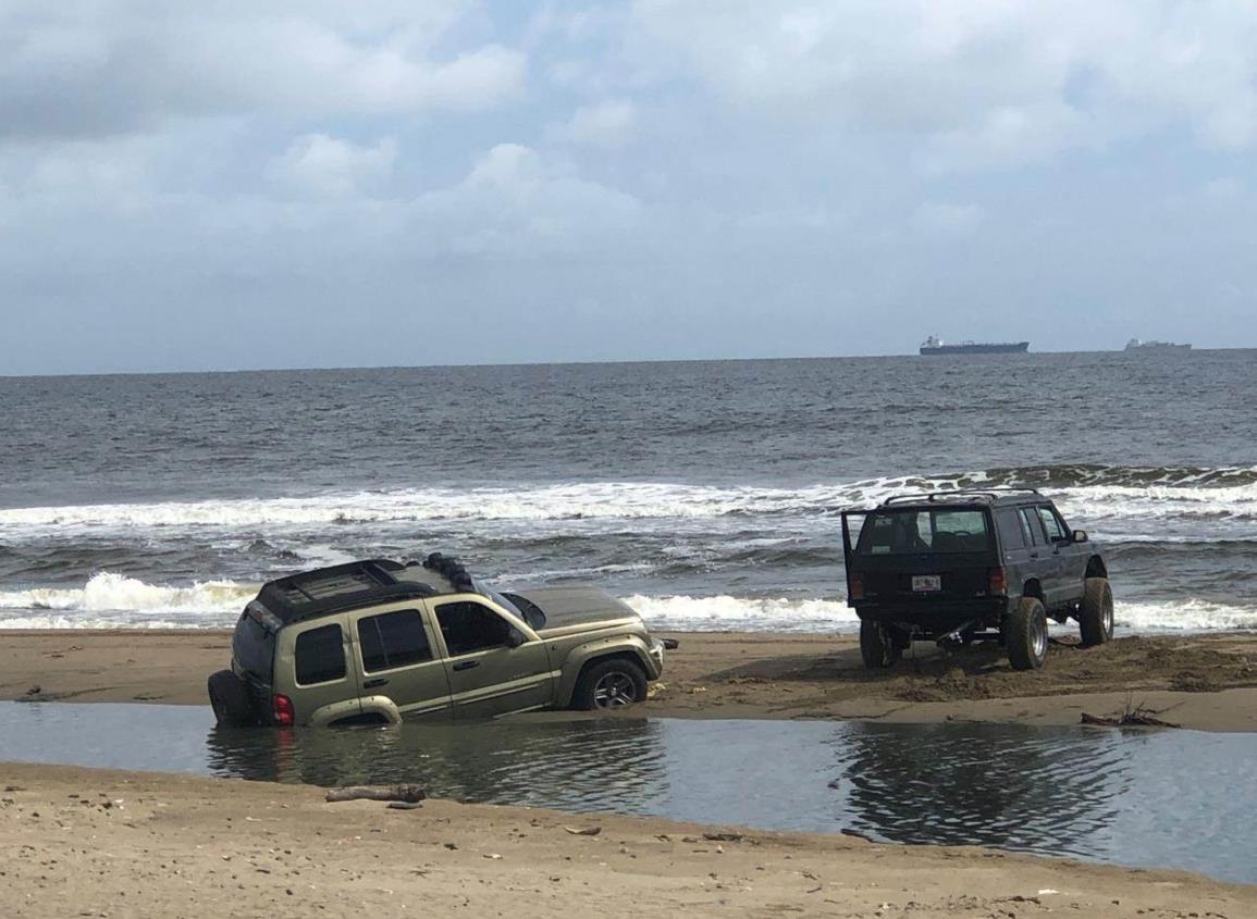 Camioneta queda atrapada en canal de la playa de Coatzacoalcos