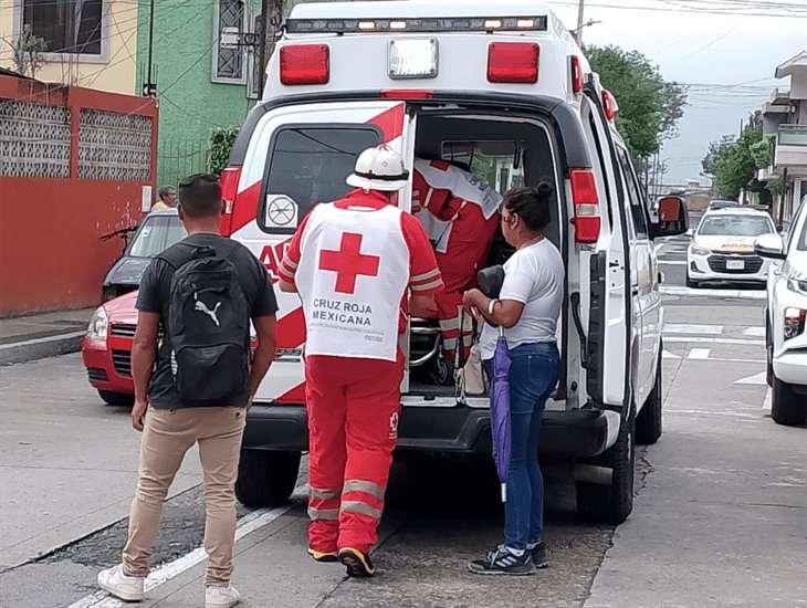 Por ir en sentido contrario, ciclista choca contra taxi en Orizaba