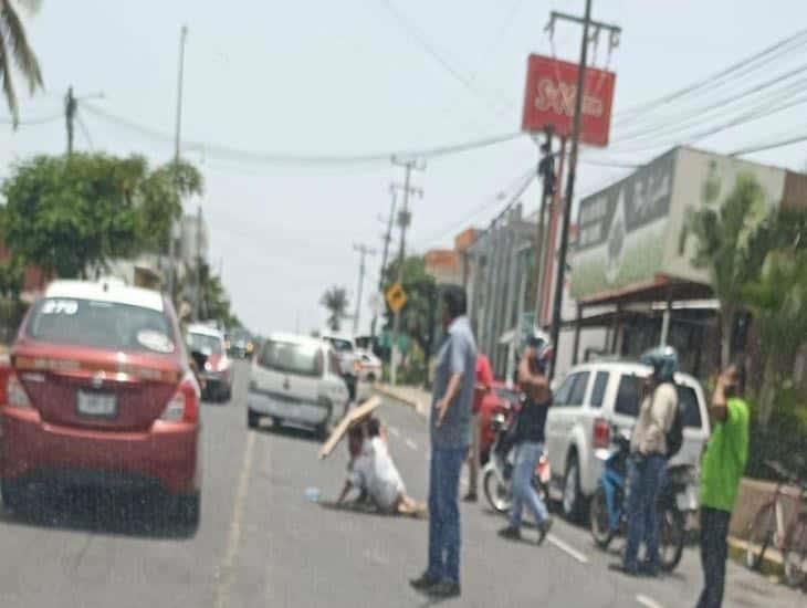 Motociclista choca contra ciclista en Cardel