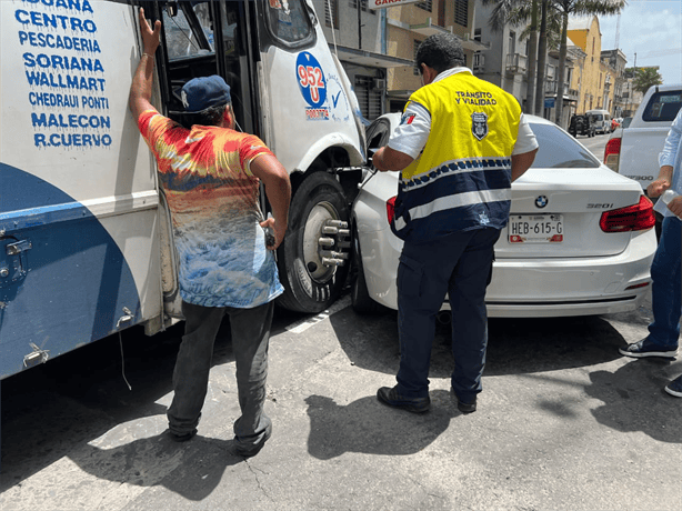 Choque entre autobús urbano y BMW causa cuantiosos daños en Veracruz