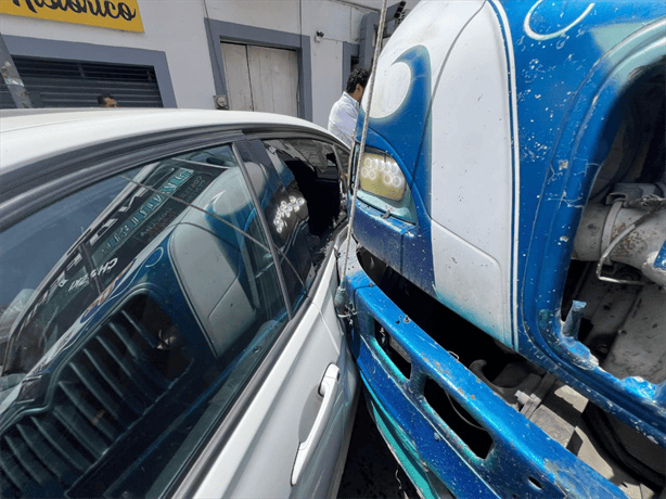 Choque entre autobús urbano y BMW causa cuantiosos daños en Veracruz