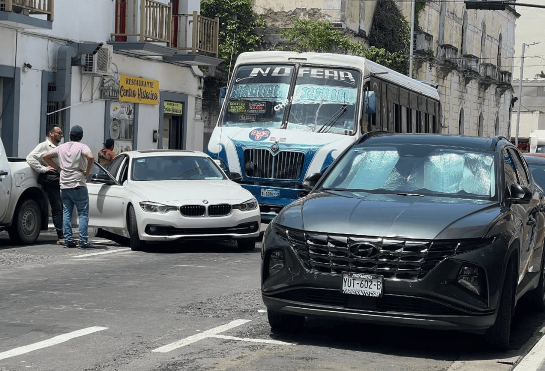 Choque entre autobús urbano y BMW causa cuantiosos daños en Veracruz