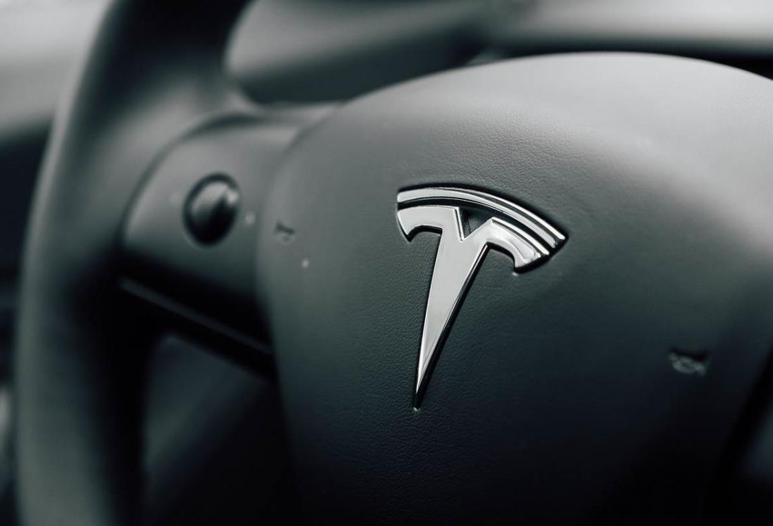 Tesla retira más de un millón de vehículos en EU por problema en apertura de cofre