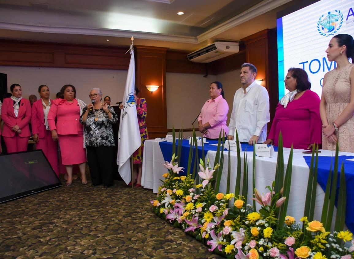 Reconoce Amado Cruz que es tiempo de mujeres en toma de protesta de Amexme