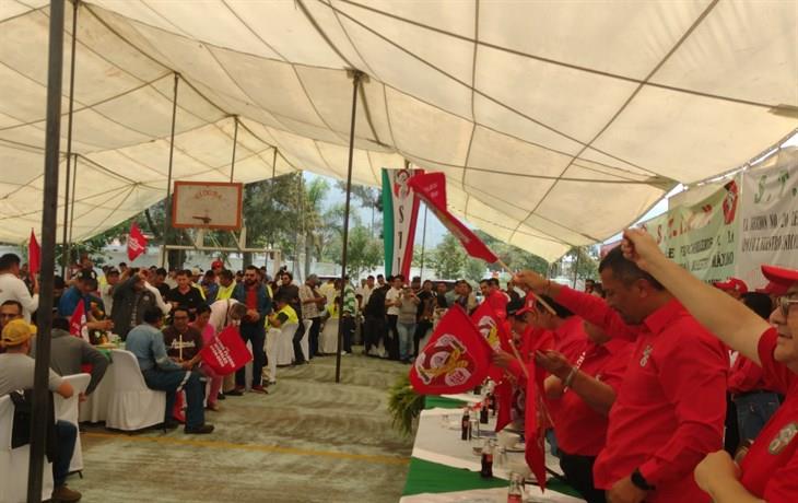 Víctor Flores realiza gira por Orizaba, en su intento de reelegirse como dirigente del STFRM