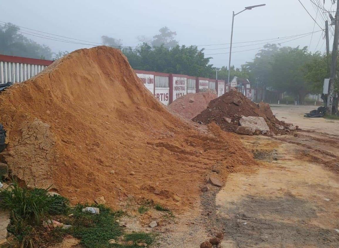 Trabajos de drenaje en carretera Las Choapas-Paralelo deja molestia en ciudadanos