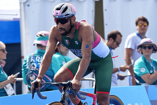 Triatletas mexicanos sin medalla; xalapeño Crisanto Grajales va por última prueba en Juegos Olímpicos 2024