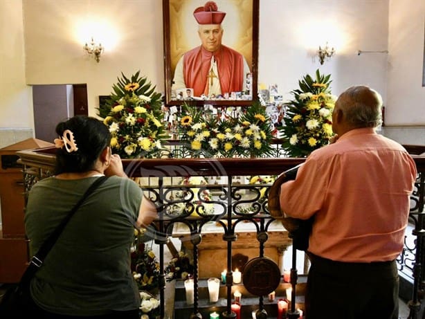 Carin León sorprende a católicos de Veracruz en altar de Guízar y Valencia en Xalapa