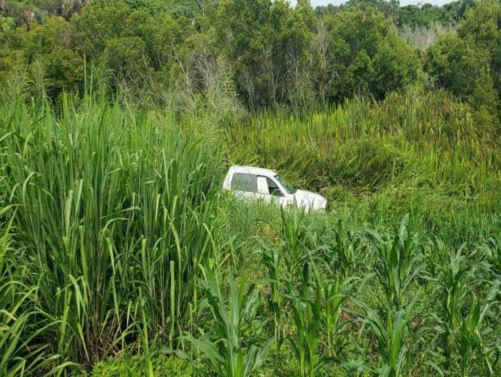 Automóvil en Cosamaloapan se sale de la carretera