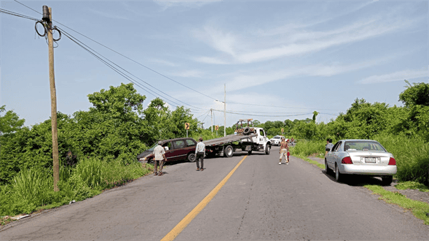 Camioneta se sale de la carretera en Paso de Ovejas, pareja resulta ilesa