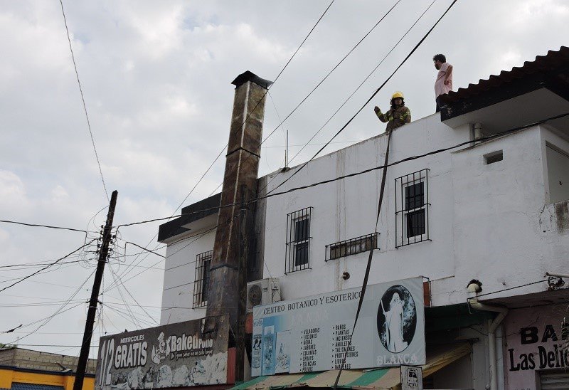 Incendio en negocio de pollos rostizados en Tierra Blanca, sin lesionados