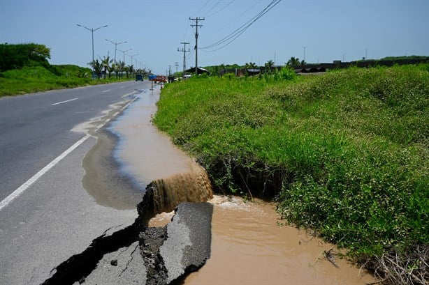 Dejan lluvias socavones e inundaciones en Riviera Veracruzana