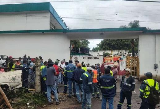 Protesta de trabajadores de Limpia Pública, en Córdoba, por  malas condiciones de unidades