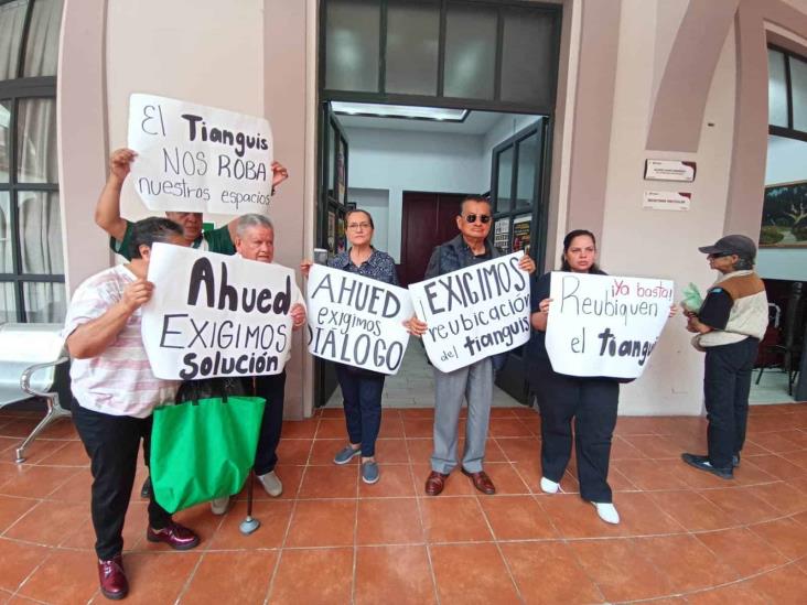 Protestan contra tianguis de Xalapa; exigen reubicación