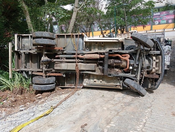 En Xalapa, camioneta cargada de material vuelca en la Unidad del Valle