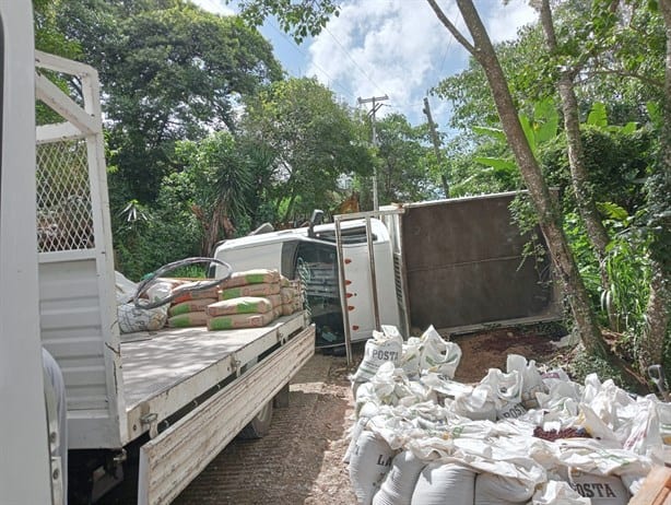 En Xalapa, camioneta cargada de material vuelca en la Unidad del Valle