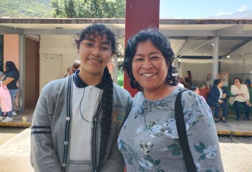 Jovencita de la Secundaria Mártires de 1907 de Río Blanco, ejemplo de la excelencia académica