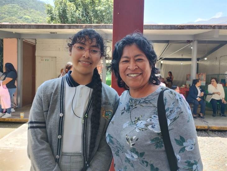 Jovencita de la Secundaria Mártires de 1907 de Río Blanco, ejemplo de la excelencia académica