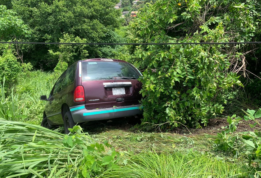 Camioneta se sale de la carretera en Paso de Ovejas, pareja resulta ilesa