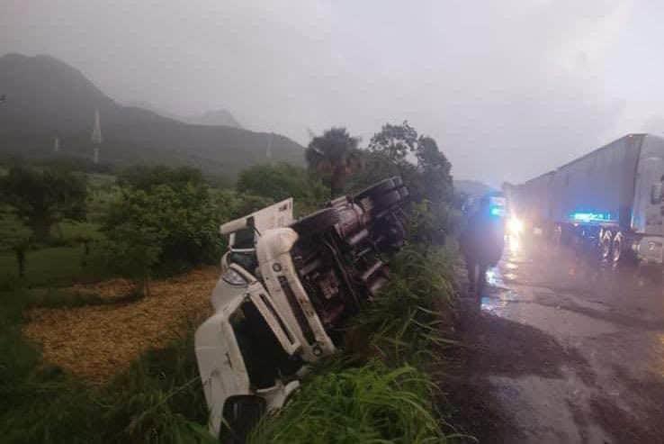 Tráiler en Actopan termina volcado sobre la carretera