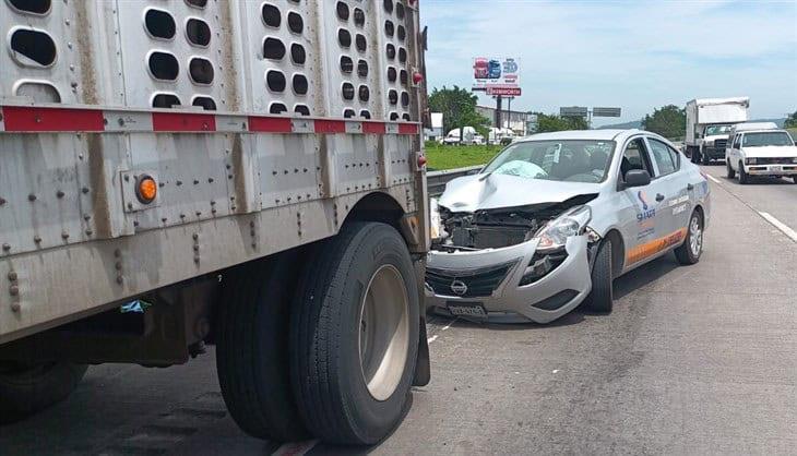 Accidente entre vehículo y tráiler de ganado en Autopista Veracruz-Puebla