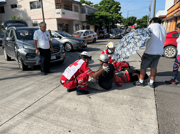 Pareja en motocicleta resulta herida en accidente en la colonia Centro de Veracruz