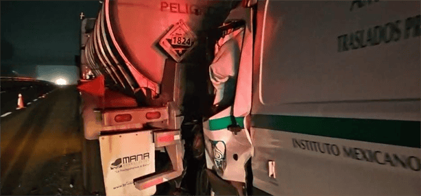 Accidente en autopista México-Tuxpan: Ambulancia del IMSS se impacta contra pipa