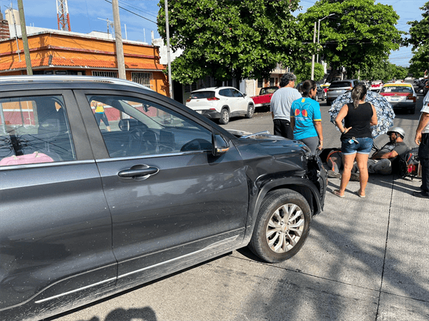 Pareja en motocicleta resulta herida en accidente en la colonia Centro de Veracruz