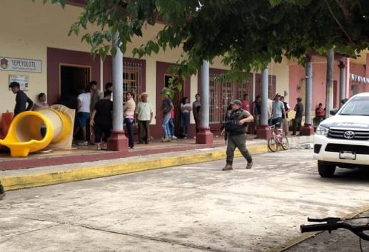 Con violencia fueron desalojados los manifestantes de Coetzala que mantenían tomado el Palacio Municipal