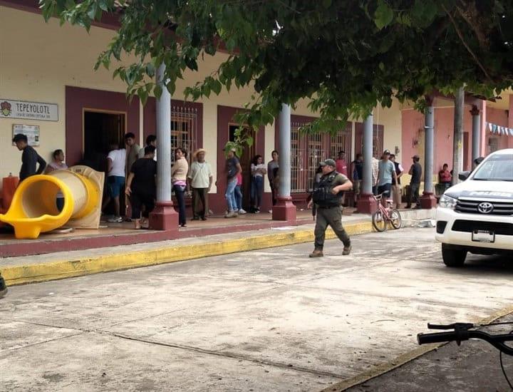 Con violencia fueron desalojados los manifestantes de Coetzala que mantenían tomado el Palacio Municipal