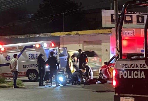 Paramédicos auxilian a motociclista arrollado en calles de Xalapa