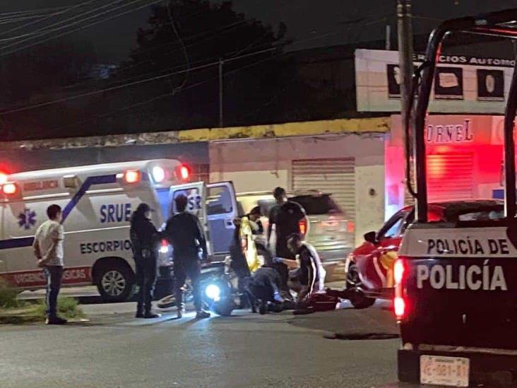 Paramédicos auxilian a motociclista arrollado en calles de Xalapa