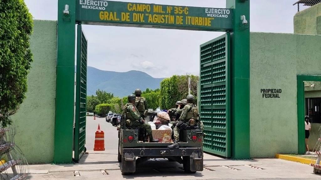 Padres buscan a los 43 normalistas de Ayotzinapa en instalaciones del 27 Batallón de Infantería de Iguala, Guerrero