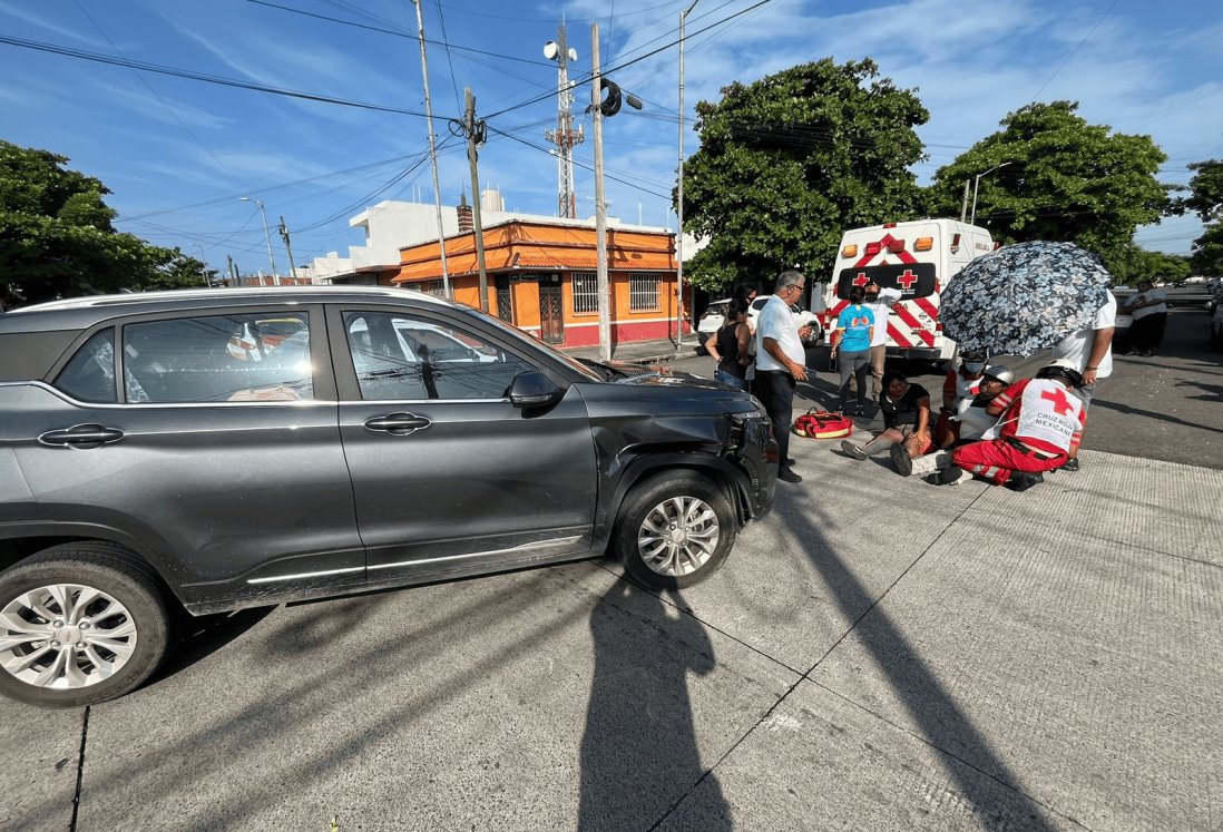 Pareja en motocicleta resulta herida en accidente en la colonia Centro de Veracruz