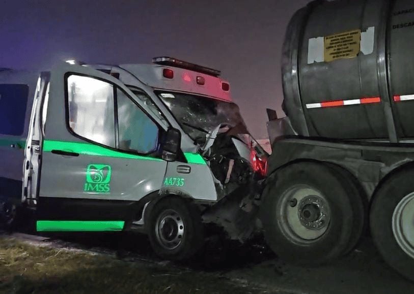 Accidente en autopista México-Tuxpan: Ambulancia del IMSS se impacta contra pipa