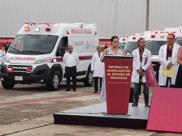 Refuerzan el sector salud con la entrega de 56 ambulancias a municipios de Veracruz